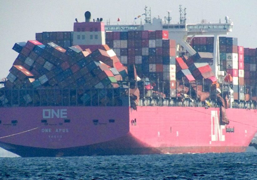 One Apus loosing containers 1