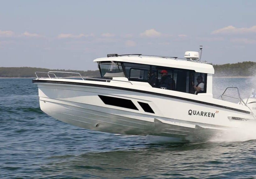 Hyttbåten Quarken 27 Cabin under ett av Hamnen.se test på mässan Finnboat.