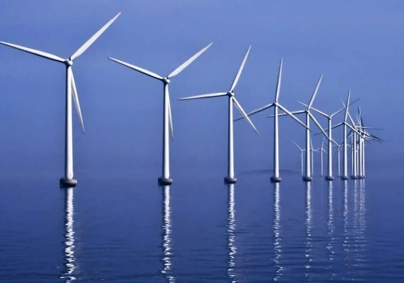 Regeringen ser ett stort behov av att öka energiproduktionen och vill satsa på havsbaserad vindkraft. 