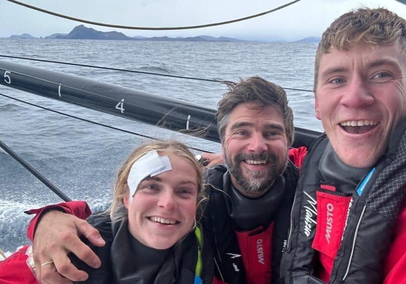 Ombord på Team Malizias IMOCA 60 som under måndagseftermiddagen blev först med att runda Kap Horn. Detta firade Will Harris, Rosalin Kuiper och Boris Hermann med den snudd på obligatoriska selfien.