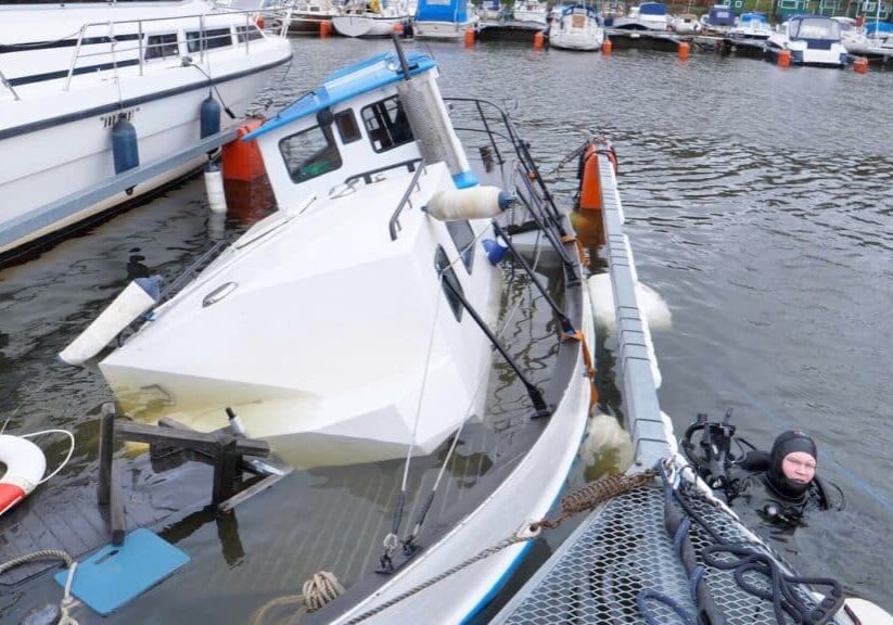 Trabat-sjunker-vid-bryggan