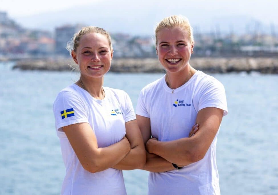 Vilma Bobeck och Rebecca Netzler är trots allt mycket nöjda med sitt VM-silver. 