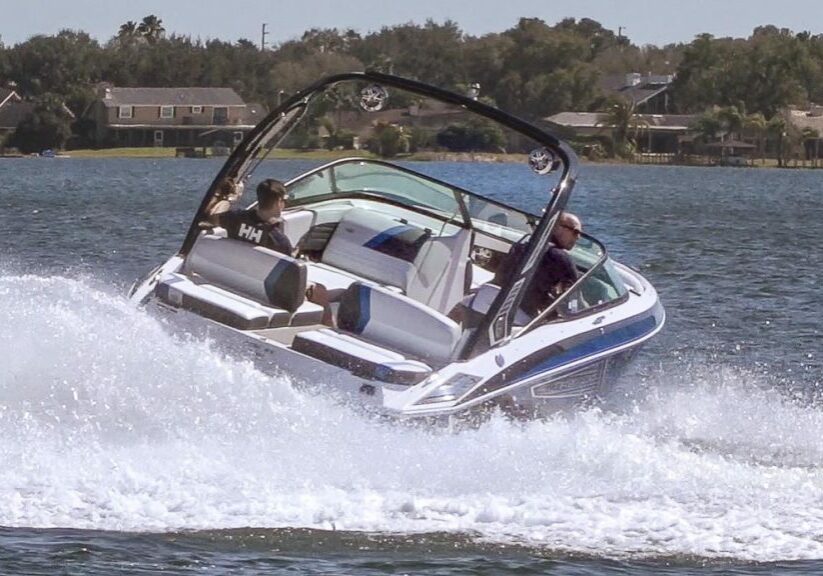batar_Tester_motorbatar_2016_Volvo_Penta_Forward_Drive_Wakesurf_Regal_2300_Play