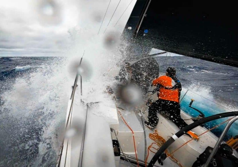 J111-i-tuff-segling-mot-Bermuda