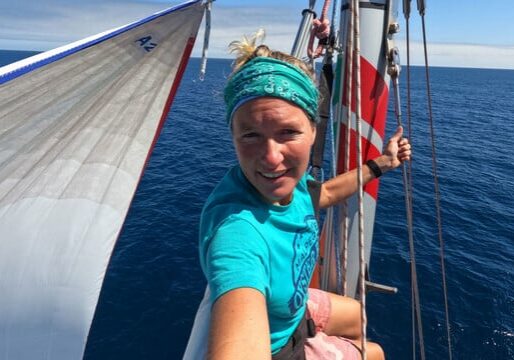 Kirsten-neuschafer-i-mast-historisk-segling-golden-globe-race-vinnare